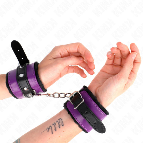 KINK - APPUI-POIGNETS DOUBLÉS DE FOURRURE PREMIUM NOIR AVEC CEINTURE VIOLET / NOIRE RÉGLABLE 17-29 CM X 6 CM – Image 4